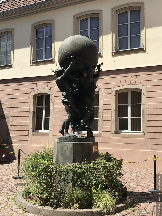Во дворе музея - бронзовая статуя Бартольди «Великие основания мира», которая олицетворяет собой справедливость, труд и родину.