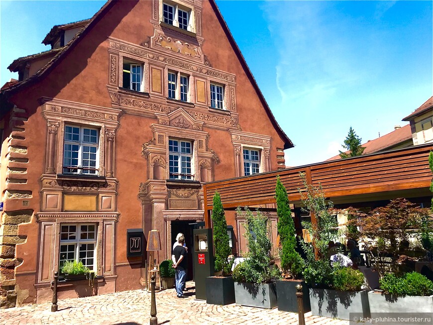 Этот интересный дом с лепниной, выполненной в технике «обман зрения», построен в XVII в. Сейчас тут размещается известный гастрономический ресторан, награжденный звездой Michelin.