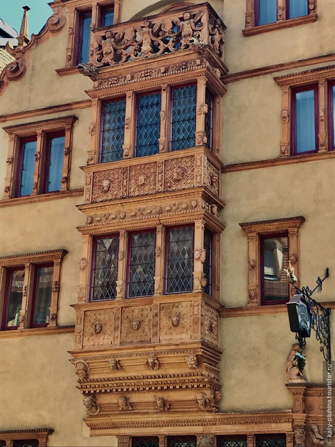Особенностью особняка La Maison des Têtes являются его окна – у них разная ширина и несимметричное расположение на фасаде.
