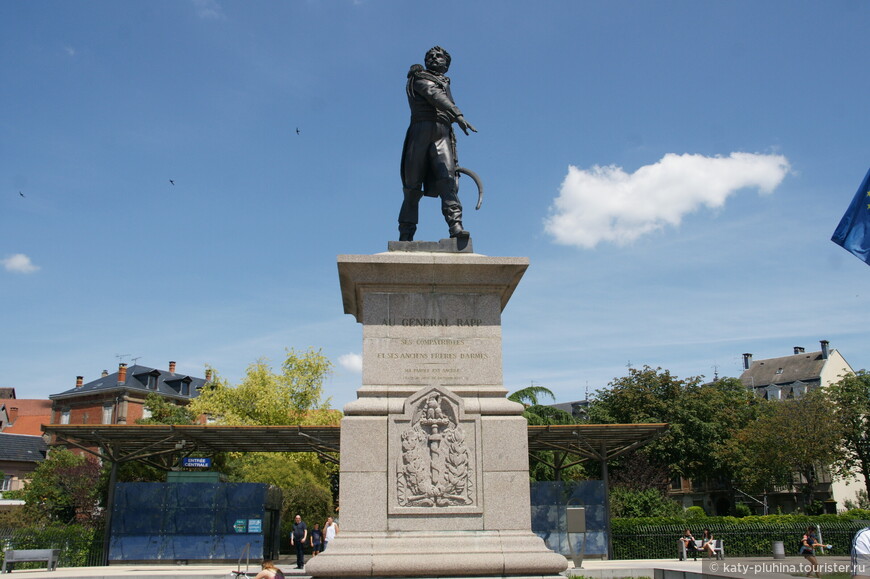 Памятник генералу Раппу /  Monument du Général Rapp. 11 Boulevard du Champ de Mars