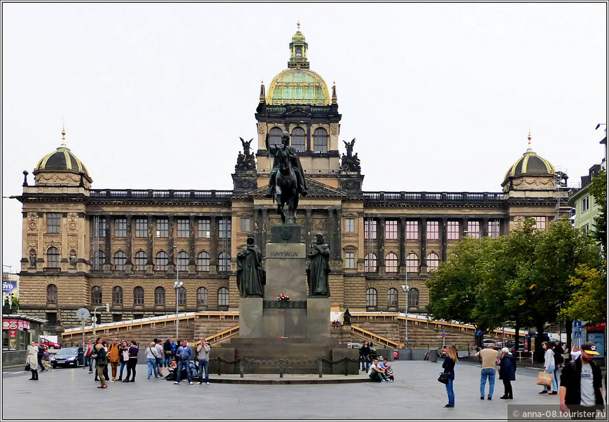 Перед Национальным музеем стоит конная статуя князя Вацлава Святого, небесного покровителя Чехии, работы Йосефа Вацлава Мысльбека. Его установили в 1912 году, до 1894 года на площади стояла другая статуя князя Вацлава.