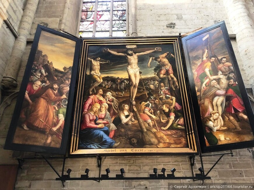 Средневековый собор Святых Михаила и Гудулы в Брюсселе
