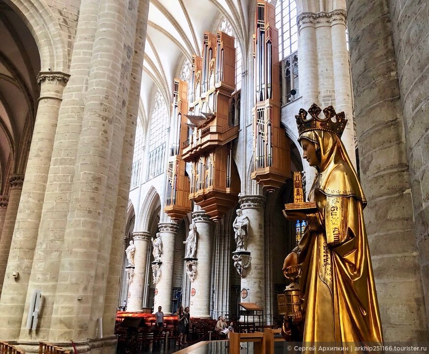 Средневековый собор Святых Михаила и Гудулы в Брюсселе