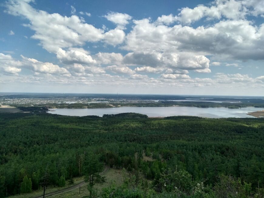 Вид с горы на озеро Сугомак