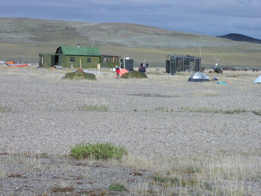 Домики у озера, строения бывшей метеостанции