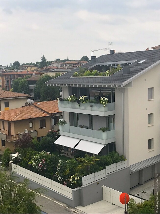Вид на соседний дом с крыши-террасы 