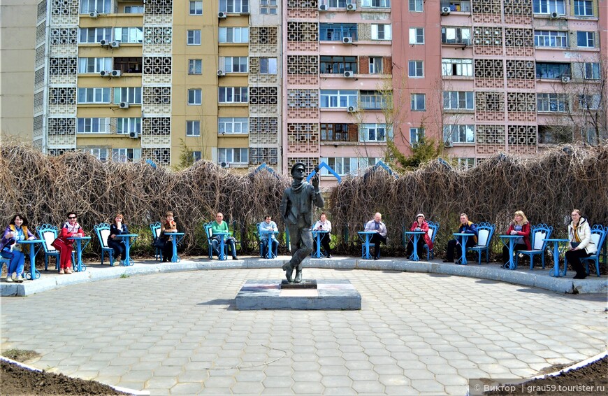 Памятник Остапу Бендеру. Как рождаются туристические приметы