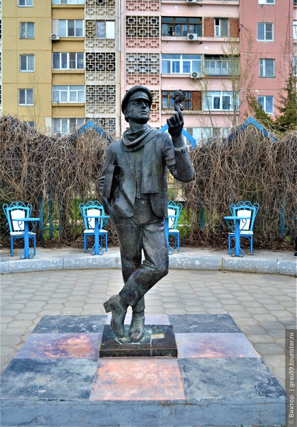 Памятник Остапу Бендеру. Как рождаются туристические приметы