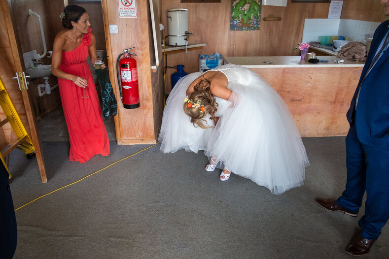 Фотограф делает честные снимки свадеб по всему миру: никакого гламура — бардак, нелепые ситуации и смешные лица