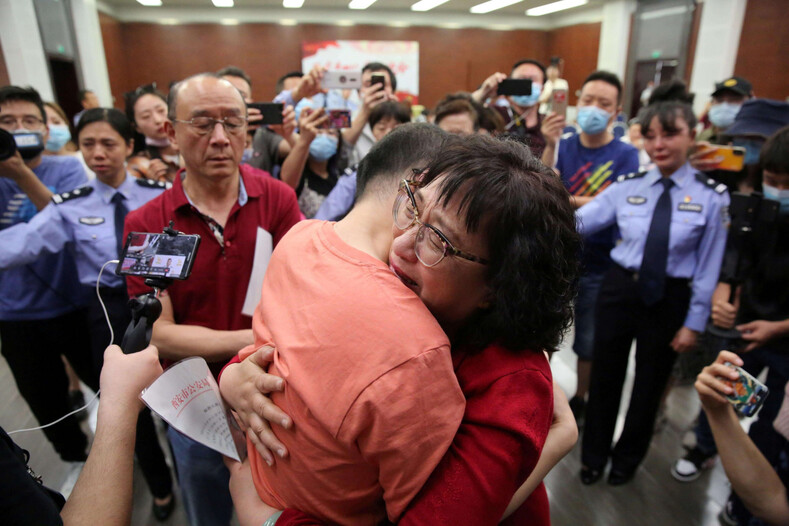 Родители нашли похищенного сына спустя 32 года благодаря технологии распознавания лиц: фото долгожданной встречи, на которой плакали все