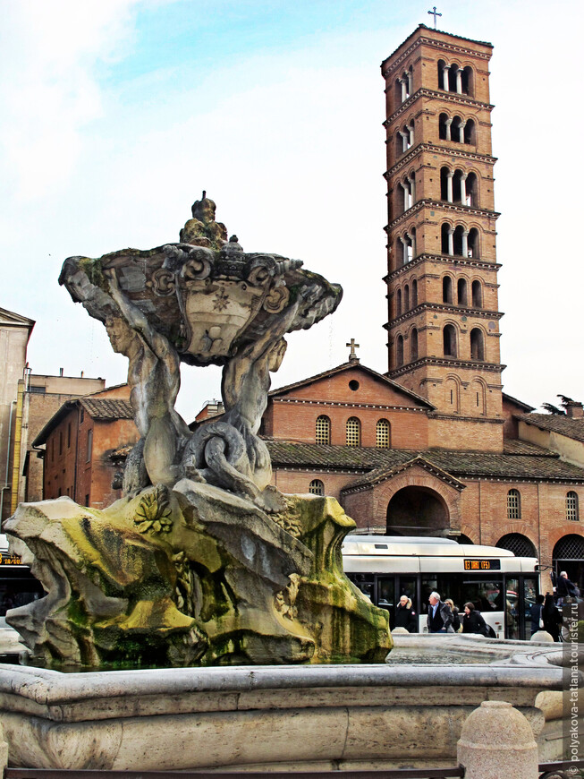 Церковь Санта Мария ин Космедин и фонтан Тритонов. В скульптурной группе фонтана два тритона держат восьмиугольную вазу- эмблему папы Клемента XI.