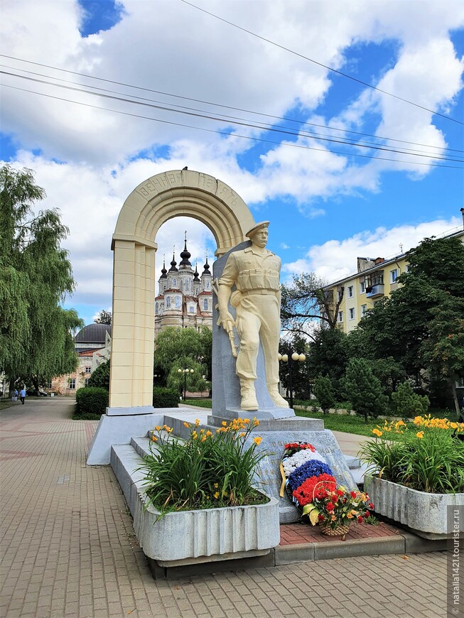 Памятник воинам-интернационалистам, установлен 2 августа 1999 г. на народные пожертвования. Авторы В.М. Белов и Д.В. Белов
