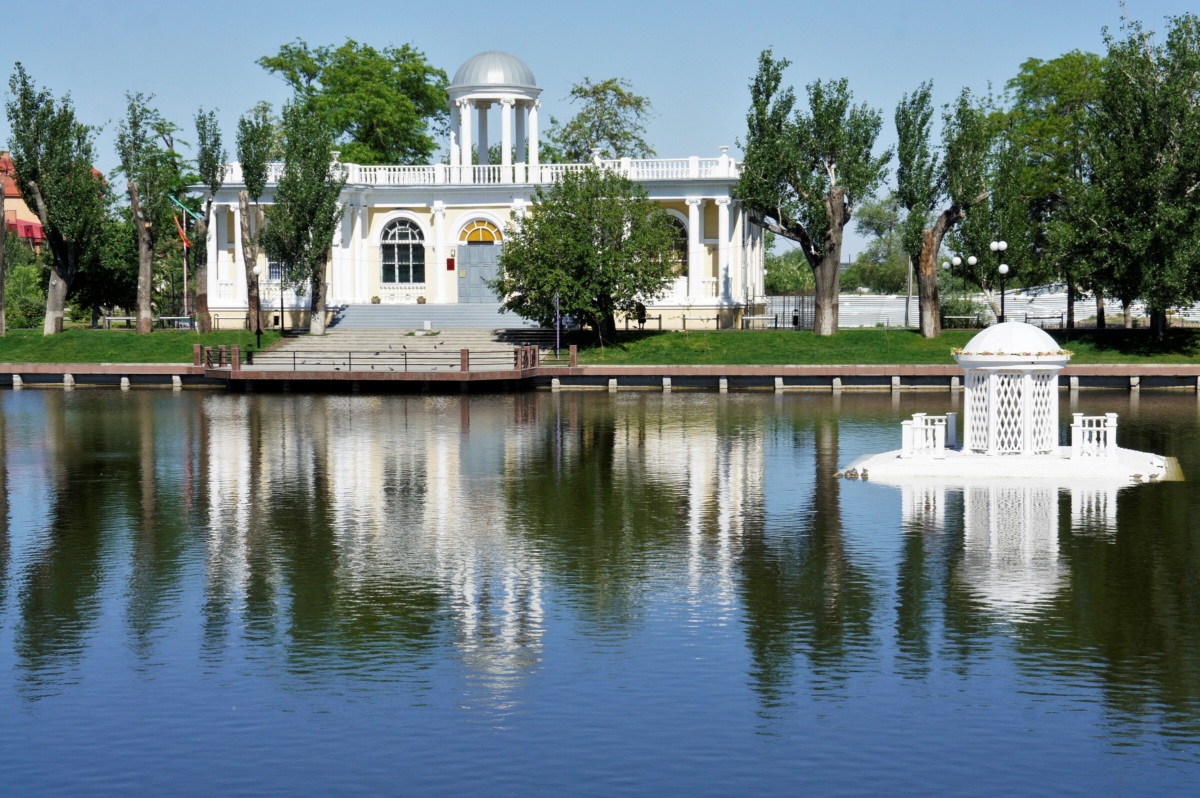 Город озера достопримечательности. Лебединое озеро Астрахань. Парк Лебединое озеро Астрахань. Лебединое озеро город Астрахань. Достопримечательности Астрахани Лебединое озеро.