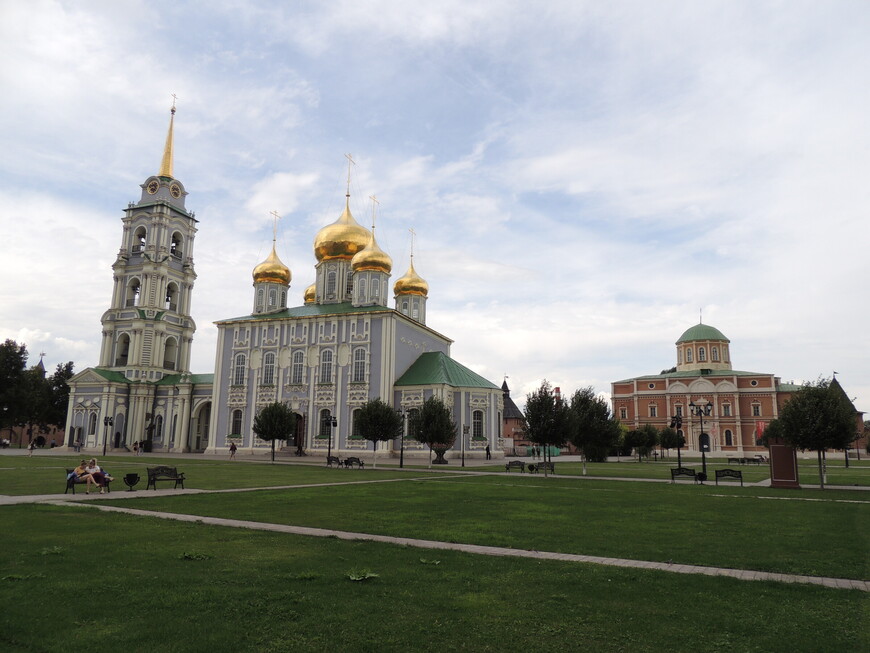 Слева - Успенский собор с колокольней, справа - Богоявленский собор. 