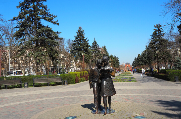 Памятник «Шурик и Лидочка»