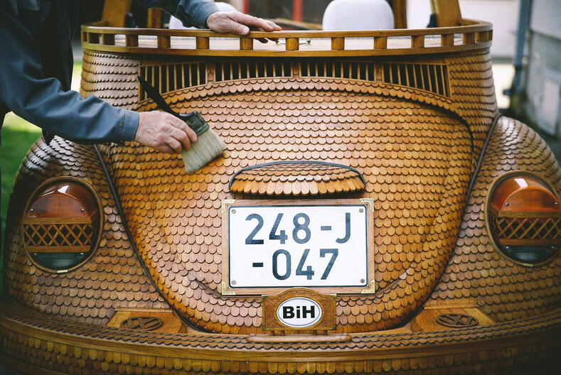 Тюнинг 100 уровня: мужчина потратил два года и 51 000 деталей, чтобы создать деревянный автомобиль (на этой машине он гоняет по городу)