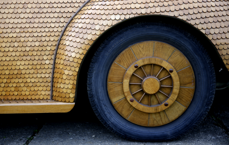 Тюнинг 100 уровня: мужчина потратил два года и 51 000 деталей, чтобы создать деревянный автомобиль (на этой машине он гоняет по городу)