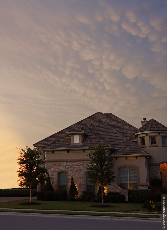 Дом напротив с затейливым закатом. Техас, Стейнер Рэнч.