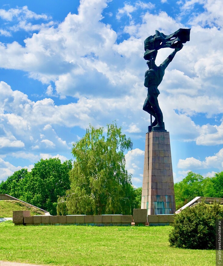 Памятник погибшим воинам при штурме Днепра на Букринском плацдарме. Поселок Балыко-Щучинка.
