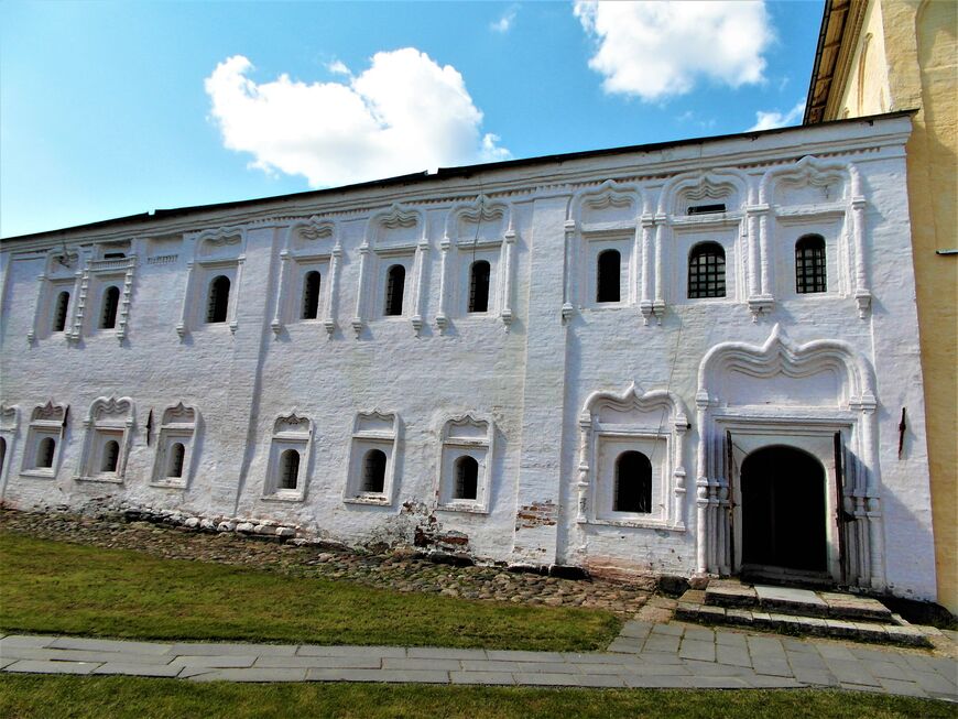 Здание музея на территории монастыря