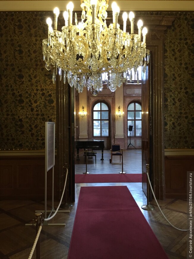 Вальдштейнский дворец -там где заседает Сенат Чехии.