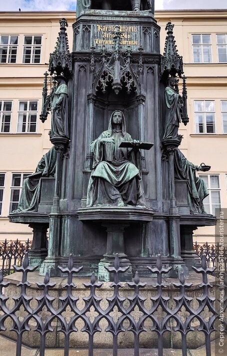 Памятник королю Карлу IV у Карлова моста в Праге
