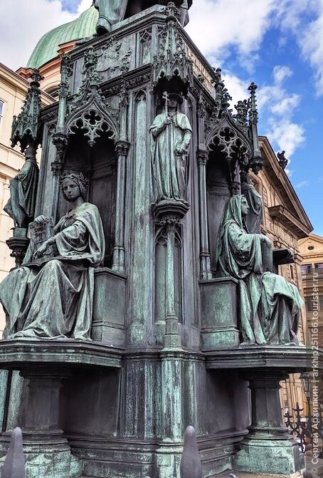 Памятник королю Карлу IV у Карлова моста в Праге