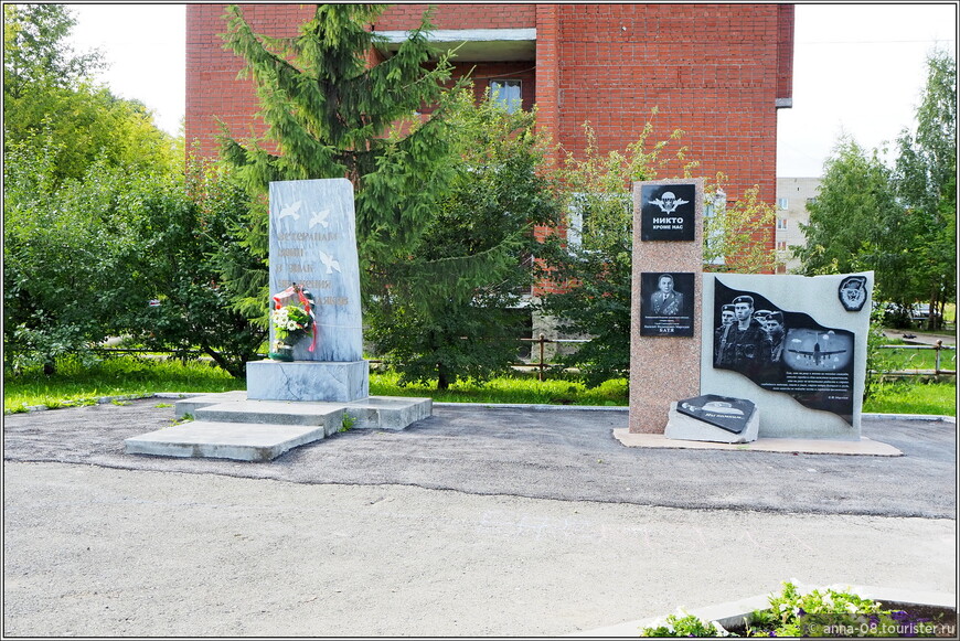 Памятник «Ветеранам войн  в знак уважения от земляков» и памятник ВДВ.