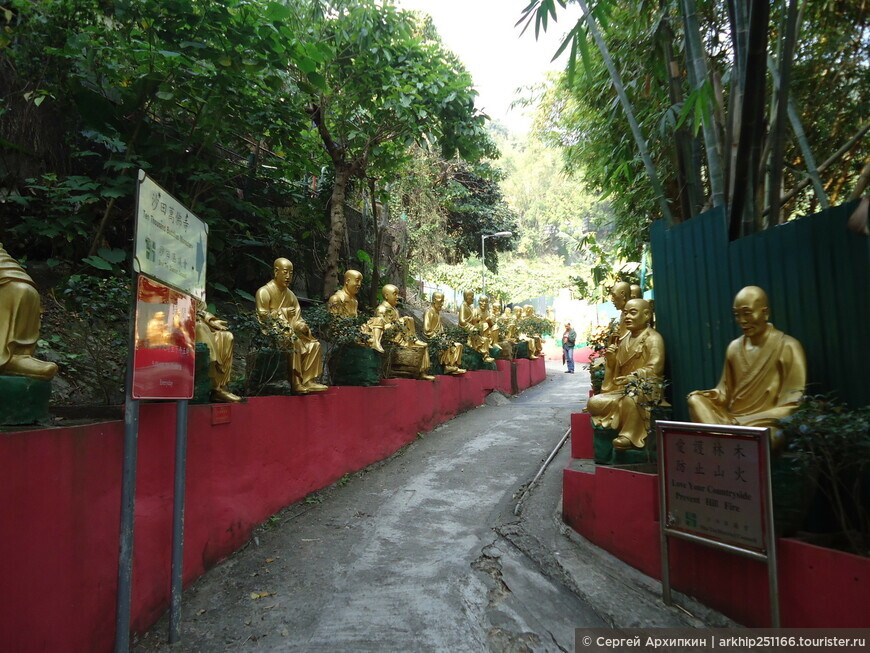 Монастырь Десяти тысяч Будд в Гонконге