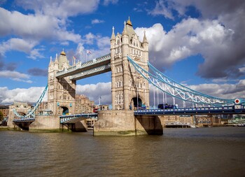 Тауэрский мост в Лондоне застрял на 1.5 часа при разведении