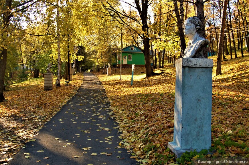 Черемшаны. Ностальгия по советским белым гипсовым скульптурам и поделкам из дерева