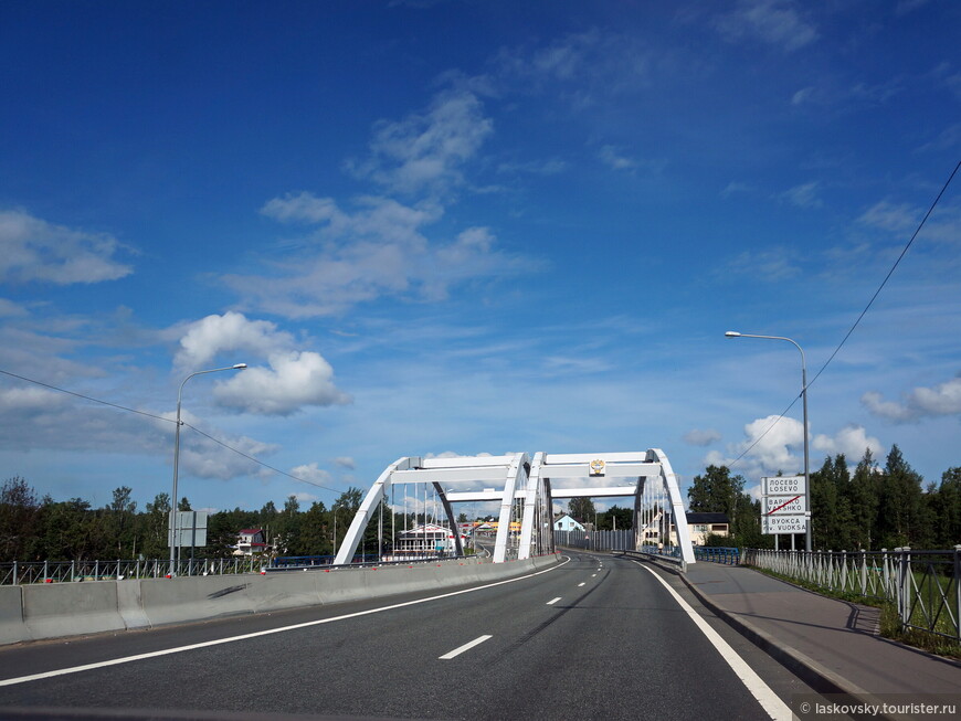 Автомобильный мост через Вуоксу, реконструированный совсем недавно и почти избавивший от стояния в пробках.