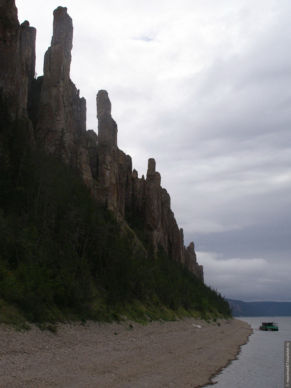 Лена столбы природный парк. Каменный лес на реке Лена. Природный парк Ленские столбы. Ленские столбы в Якутии. Столбы Лены в Якутии.