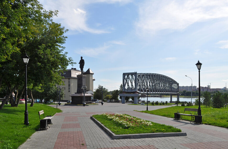 Памятник Александру III и пролет первого железнодорожного моста