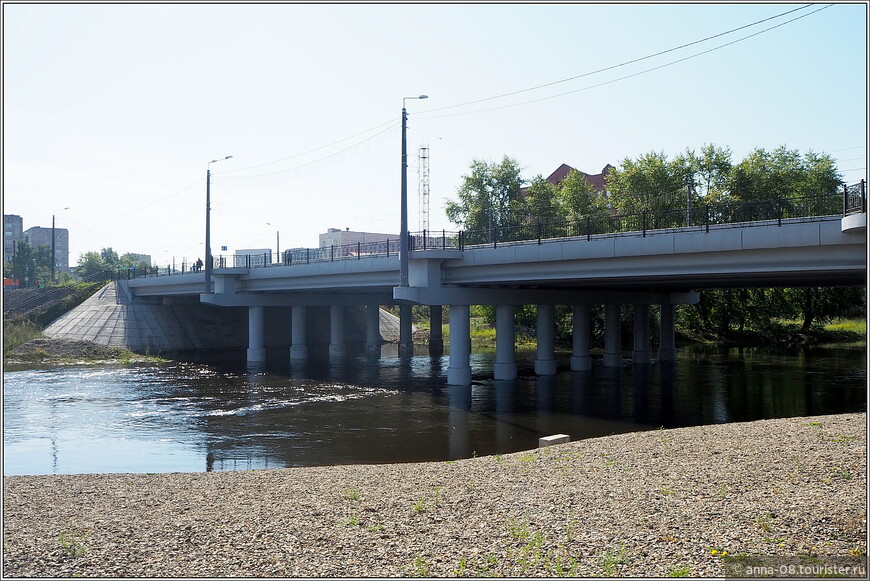 Деревянный Маральский мост через реку Тагил был построен еще в XVIII веке, в 1961 году его заменили на железобетонный. В 2016 году выполнили реконструкцию.