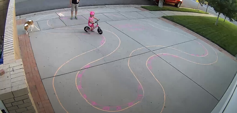 «Как я поступаю с детьми, играющими на моей подъездной дорожке»: мужчина сделал рисунок на асфальте, после которого к его дому ходят, как на детскую площадку