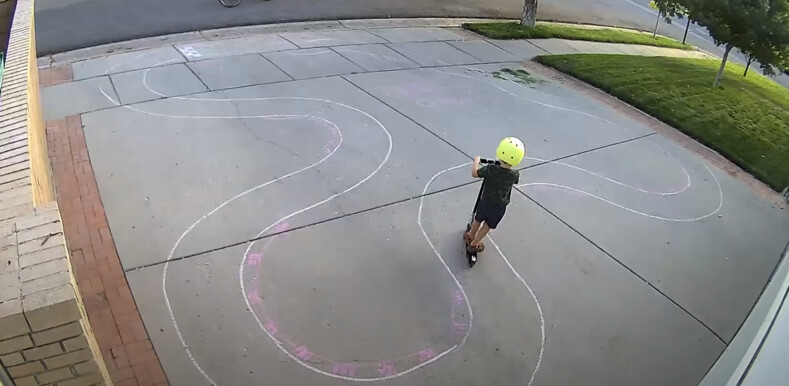 «Как я поступаю с детьми, играющими на моей подъездной дорожке»: мужчина сделал рисунок на асфальте, после которого к его дому ходят, как на детскую площадку