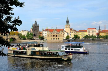 В Праге запретят пить спиртное на берегу Влтавы по ночам