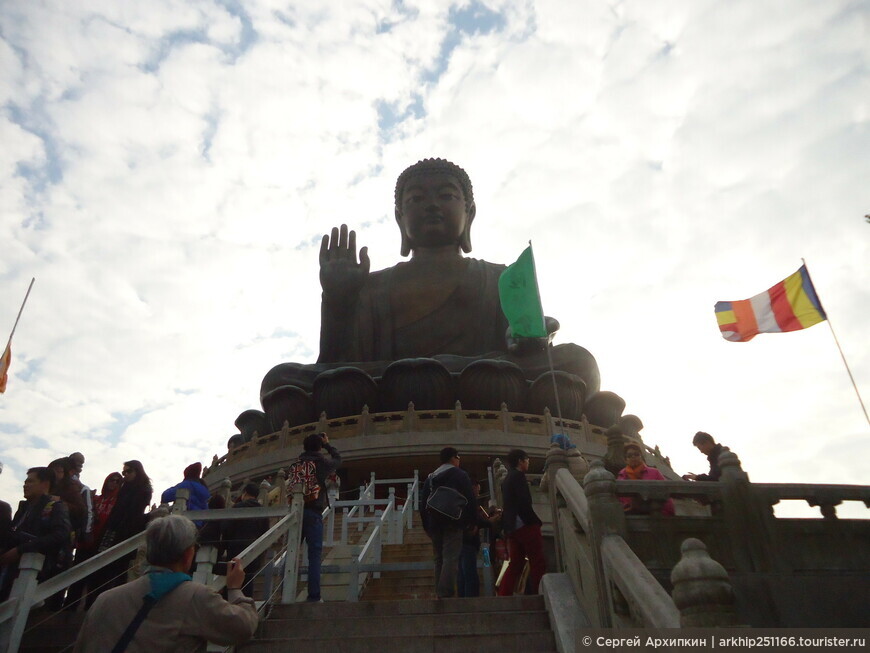 Большой Будда в Гонконге на острове Лантау