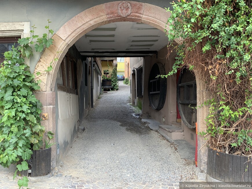 Вход во двор дома 18 века, характерный для виноградного региона - первый этаж каменный, остальное - фахверковое. 