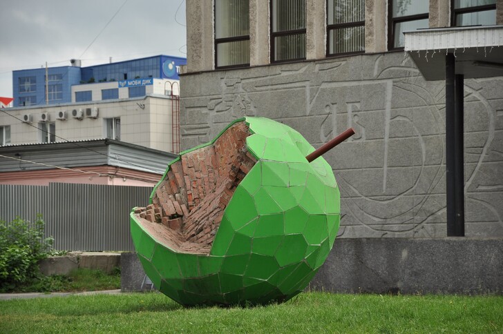 Скульптура «Яблоко»