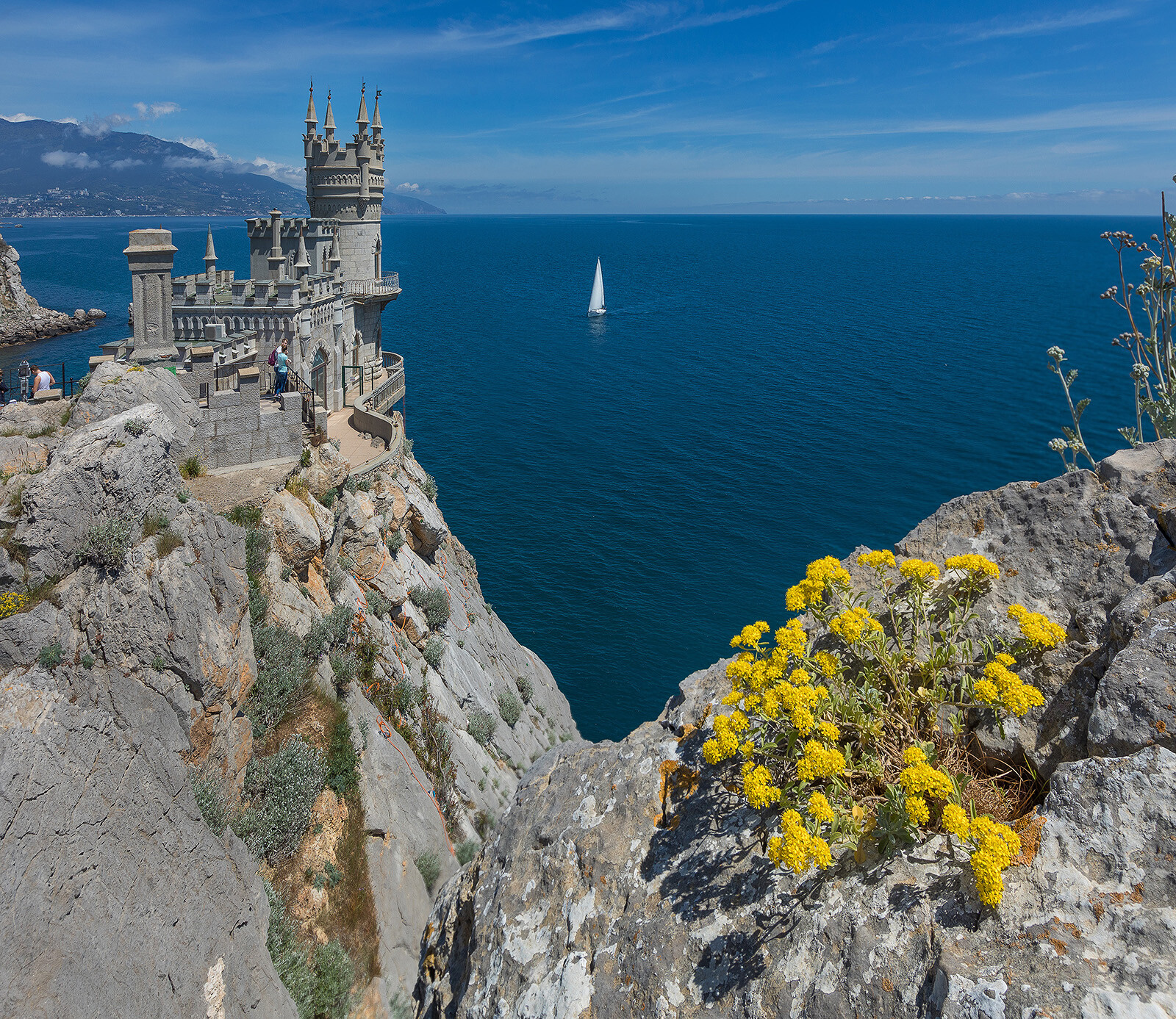 Где красиво в крыму. Замок Ласточкино гнездо в Крыму. Ласточкино гнездо 2022. Природа Крыма Ласточкино гнездо. Форос Ласточкино гнездо.