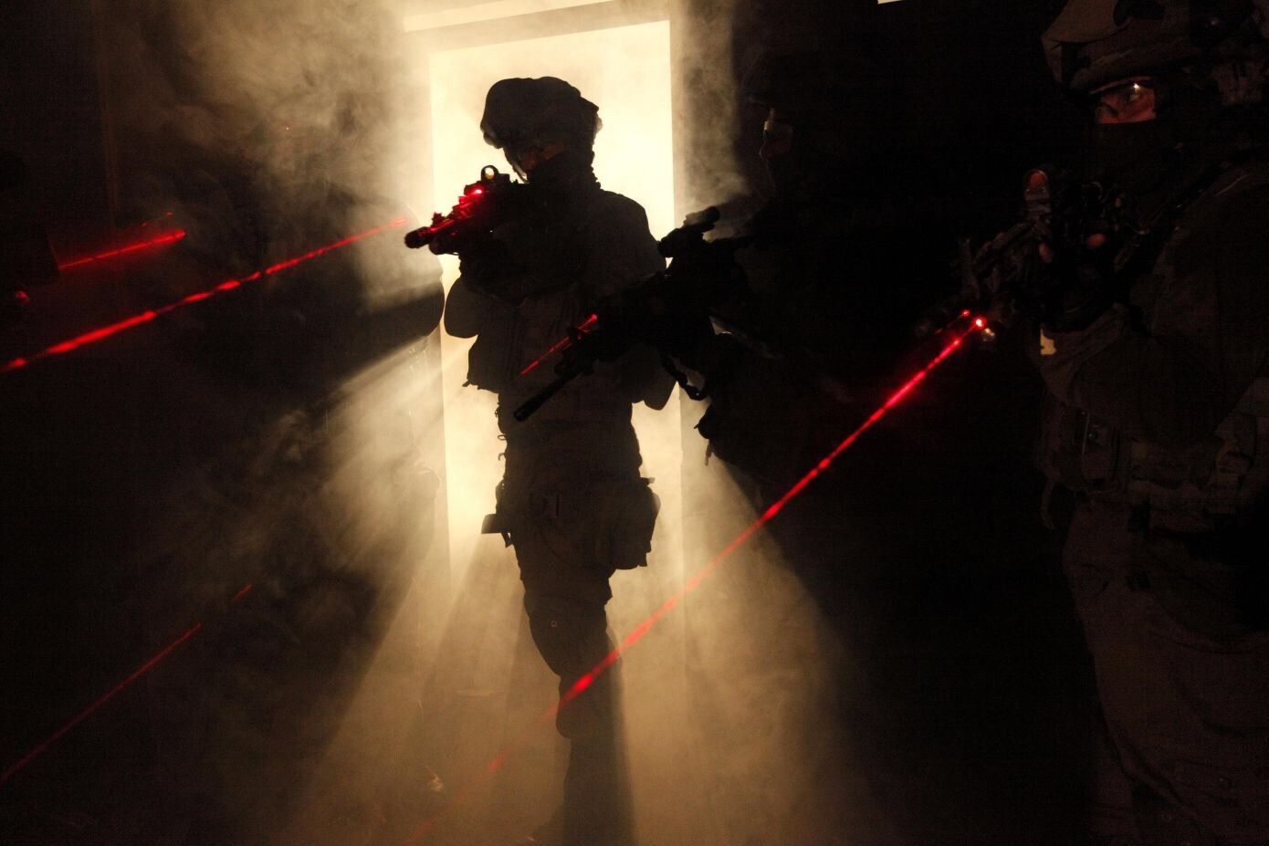 Ночные нападения. Спецназ с лазерным прицелом. Спецназ в темноте. Солдат с фонариком. Солдат в темноте с фонариком.