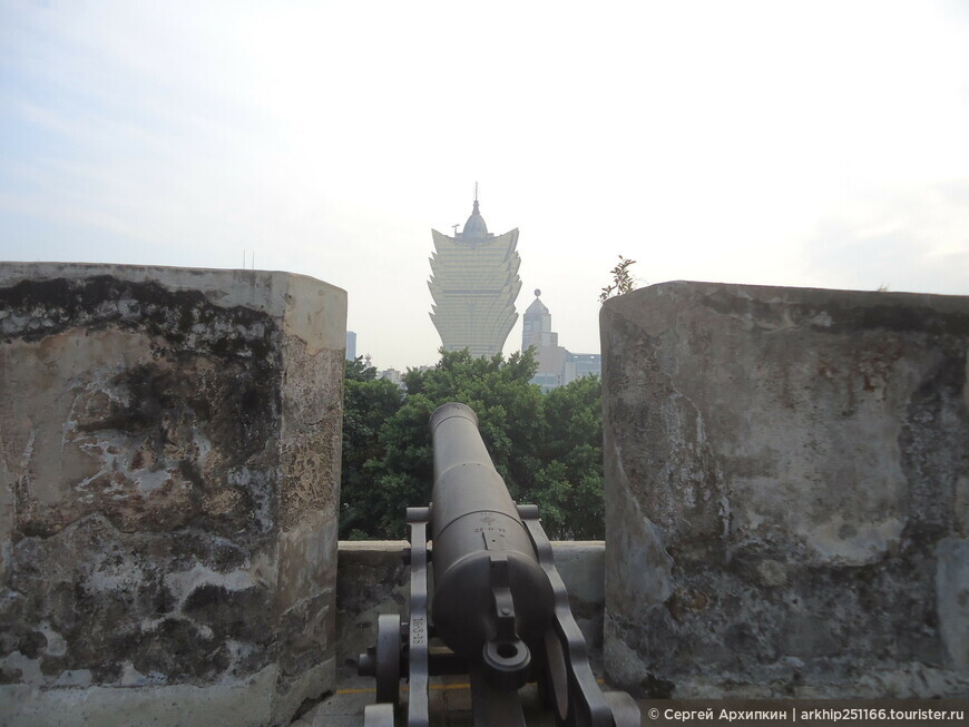 Крепость Гуи (Горный форт) построенный в 17 веке португальцами в китайском Макао
