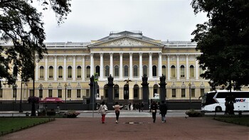 В Петербурге ветром повалило большие деревья у Русского музея и Гостиного Двора