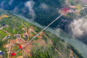 В Китае построили самый длинный стеклянный мост в мире (ВИДЕО) 