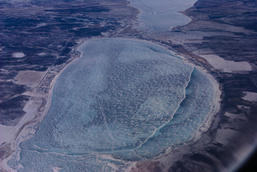 Вид на зимнее озеро Иван из окна самолета