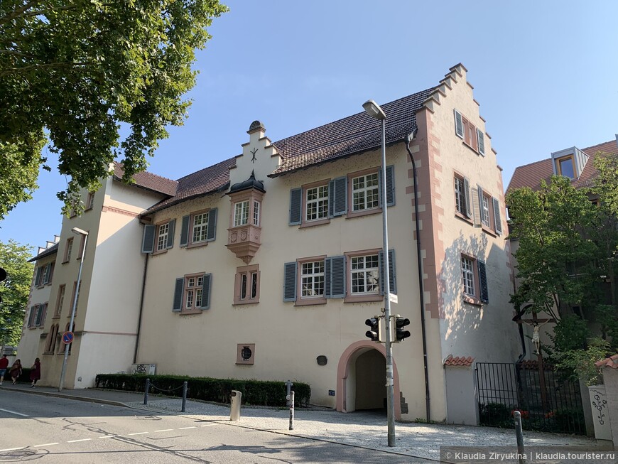 Дом Ланценхоф, названный в честь семьи Ланц фон Либенфельс, 17 век. В 1686 - 1698 годах и в 1713 - 1715 годах здесь размещался филиал Фрайбургского Университета. Сегодня - судебная палата.