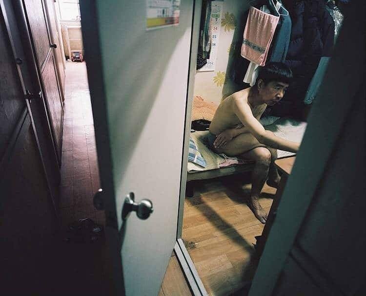 Как живут корейцы в комнатах 2 на 2 метра: фото-история сеульского фотографа Сим Кю-донга