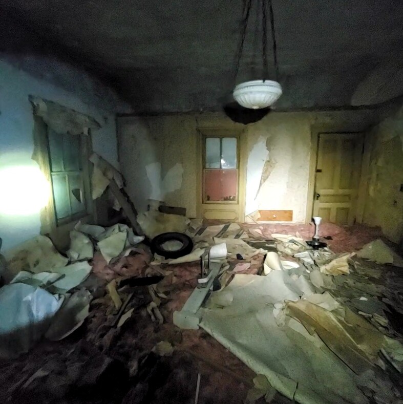 Мужчина забрался на чердак своего нового дома и обнаружил там тайное жилище, как из фильмов ужасов
